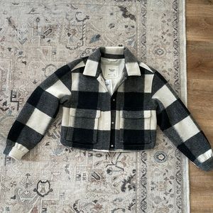Abercrombie cropped plaid shacket. Lined. Size small. New with tags.